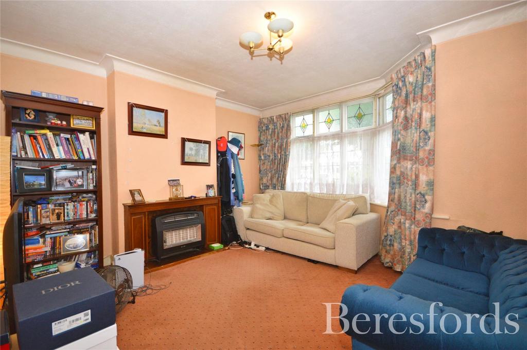 Tudor Avenue, Gidea Park, RM2 3 bed semidetached house for sale £650,000