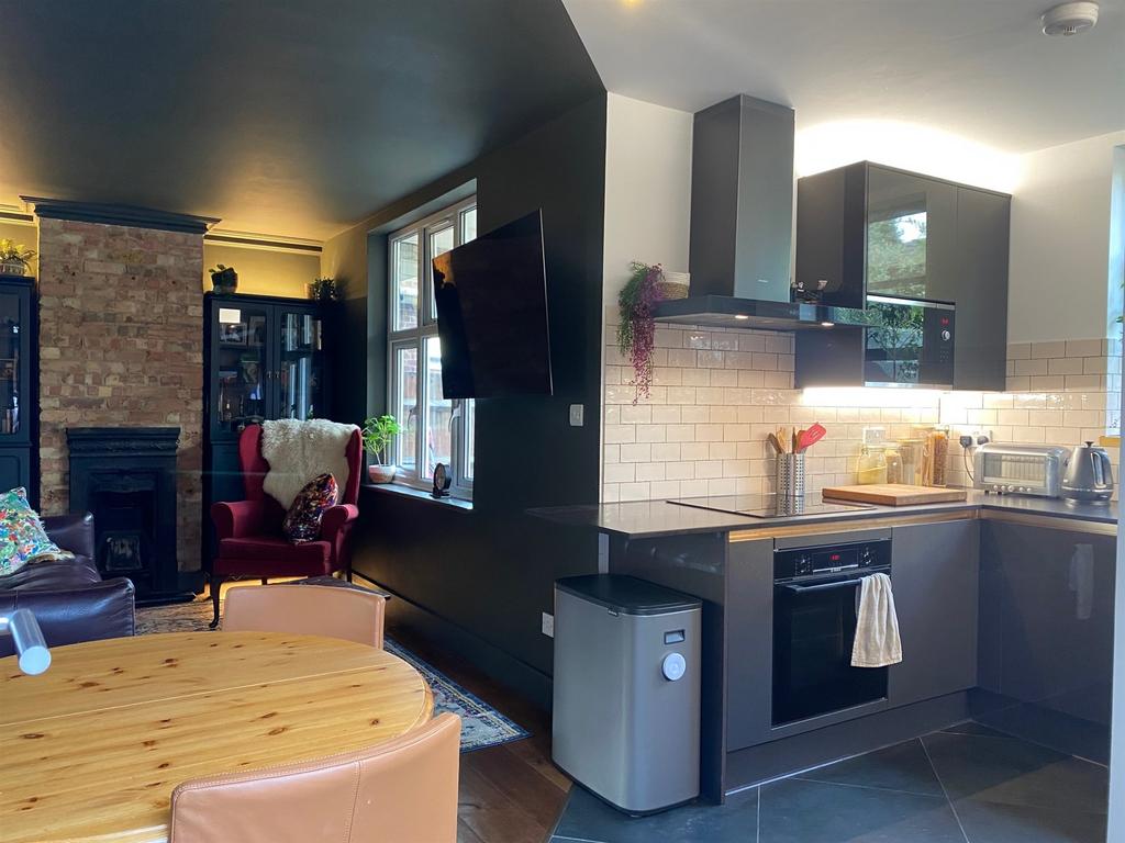 Wellington Road, Wanstead 2 bed ground floor flat for sale £525,000