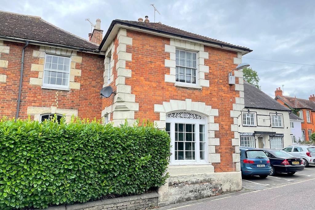 Gillingham, Dorset, SP8 2 bed semidetached house £235,000