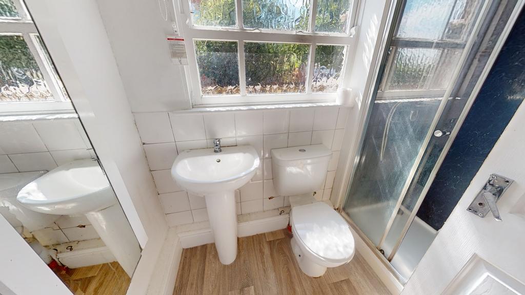 19 Lenton Bathroom