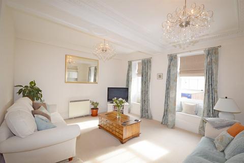 2 bedroom flat for sale - East Street, Chichester, PO19