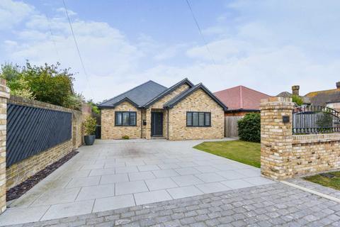 4 bedroom detached bungalow for sale - Fitzroy Avenue, Broadstairs