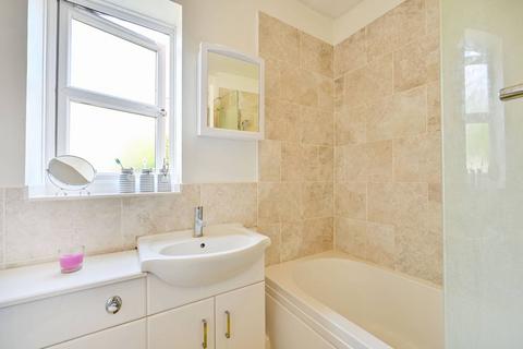 1 Heather Close, Guildford, GU2 9ZZ