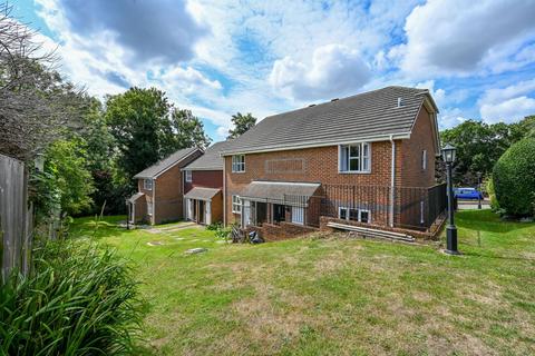 1 Heather Close, Guildford, GU2 9ZZ