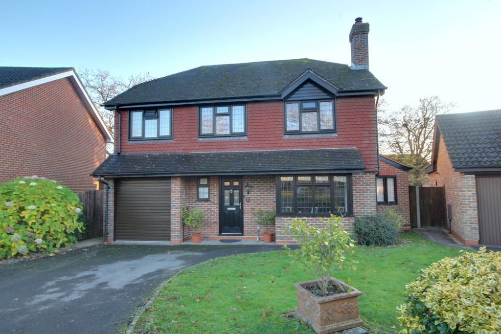 CROSSBILL CLOSE, HORNDEAN, WATERLOOVILLE 4 bed detached house for sale