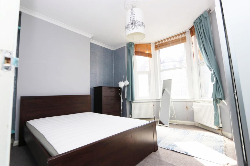 One Bedroom Garden Flat walking distance from Bro