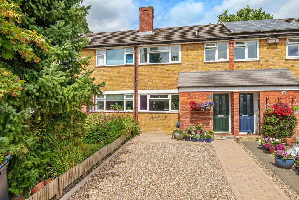 Crofton Close, Ottershaw, KT16 3 bed terraced house for sale £455,000