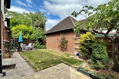 10 Beacons Close, London, E6 5TT