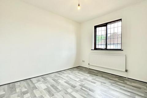 10 Beacons Close, London, E6 5TT