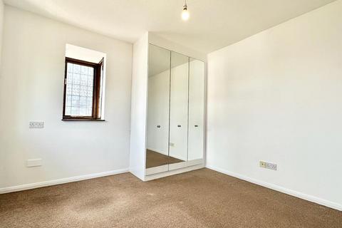 10 Beacons Close, London, E6 5TT