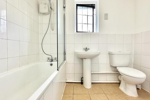 10 Beacons Close, London, E6 5TT