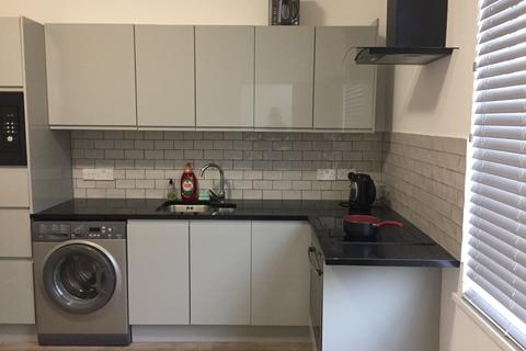 1 bedroom in a house share to rent, Room 3, WF6