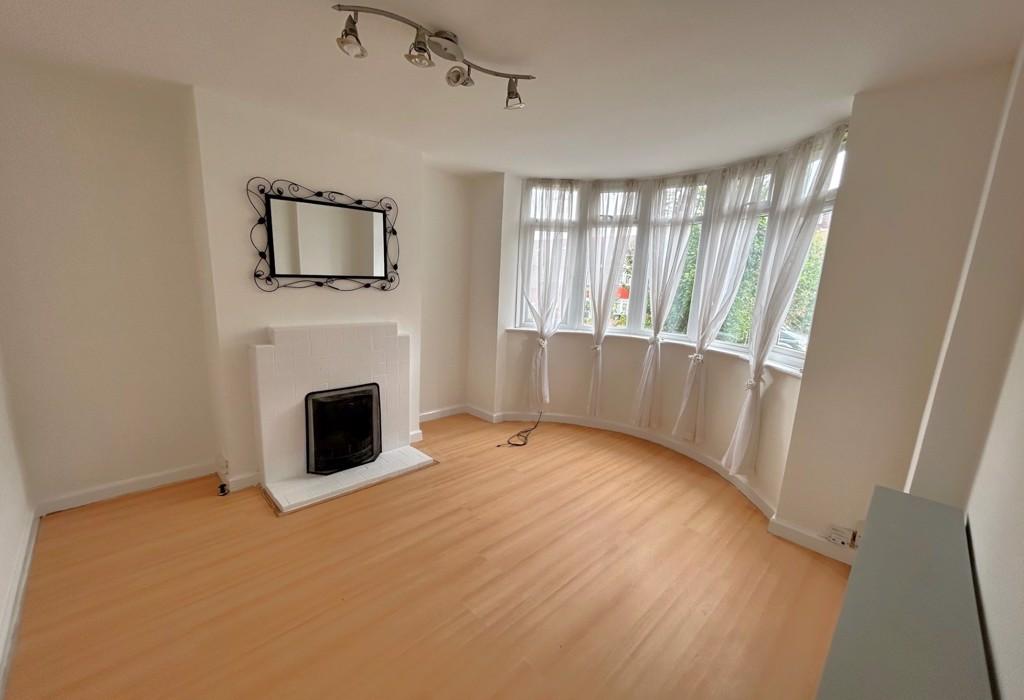 Barr Road, Gravesend, Kent 3 bed end of terrace house £1,500 pcm (£