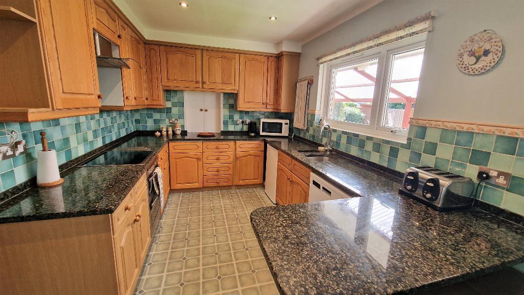 Meadow Drive, Bembridge, Isle of Wight, PO35 5YA 4 bed detached house