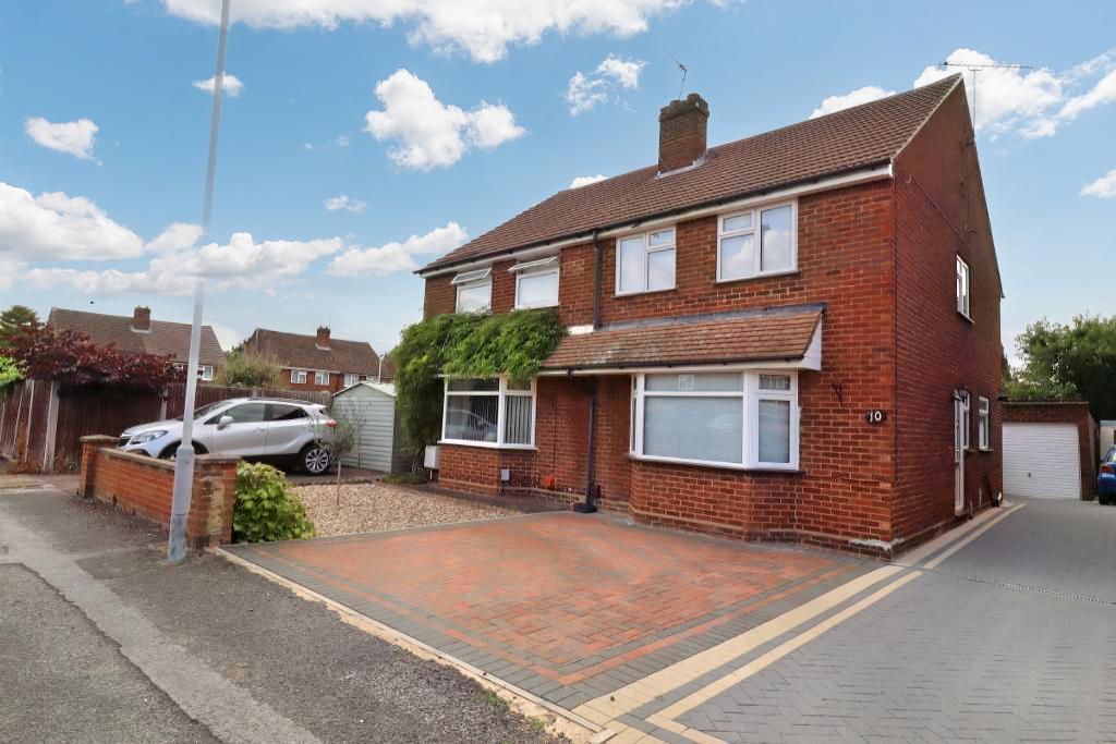 Brooklands Close, Leagrave, Luton, Bedfordshire, LU4 9EH 3 bed semidetached house for sale £