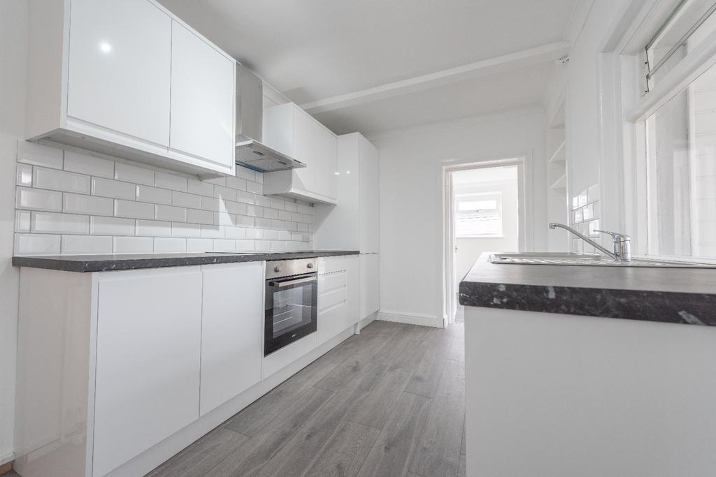 Warren Avenue, Southampton SO16 3 bed semidetached house £225,000