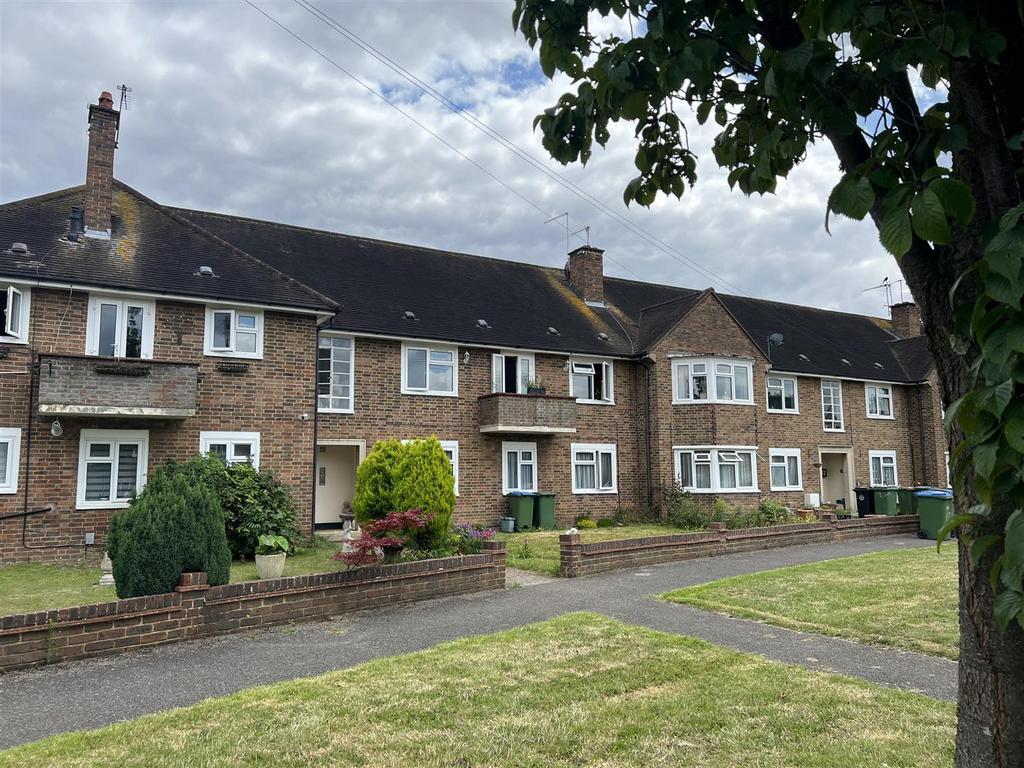 Cranbrook Drive, Esher KT10 3 bed apartment £525,000