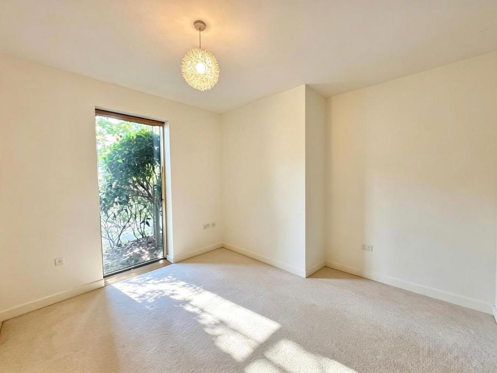 Apartment in Romford - More
