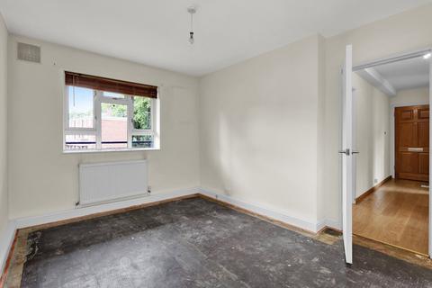 142 Edensor Gardens, London, W4 2RF