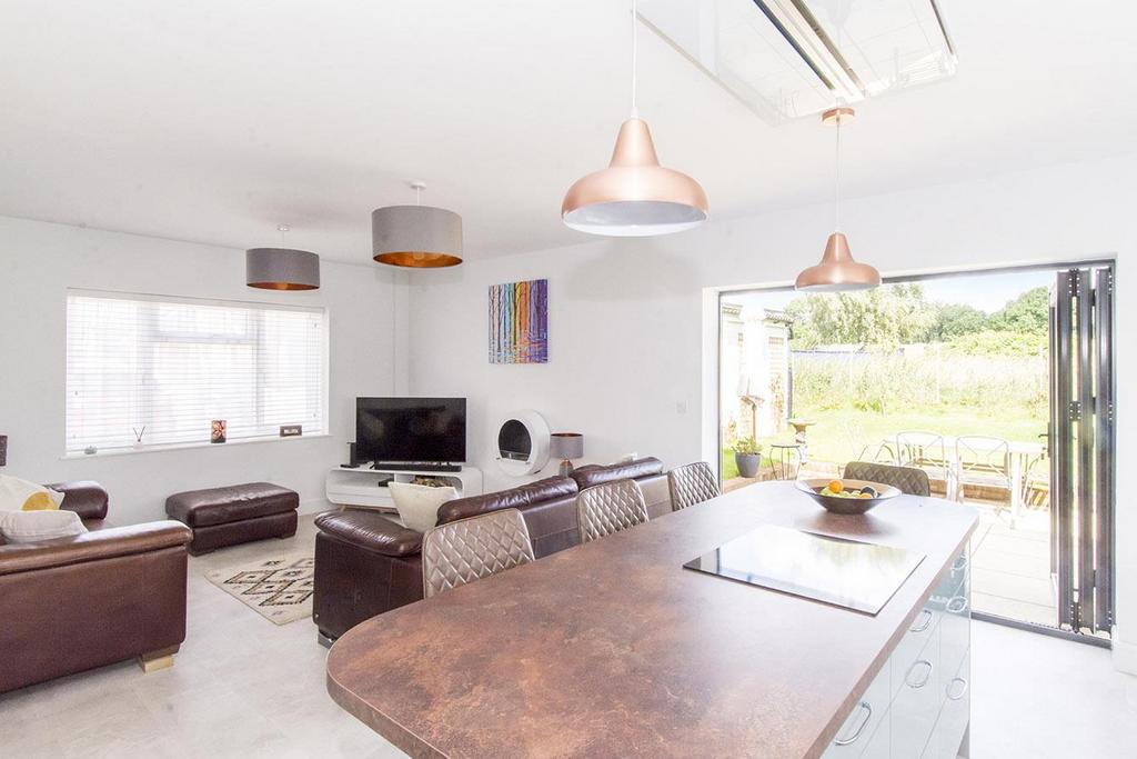 Woodwell Hill, Desborough, Kettering 3 bed bungalow for sale £350,000