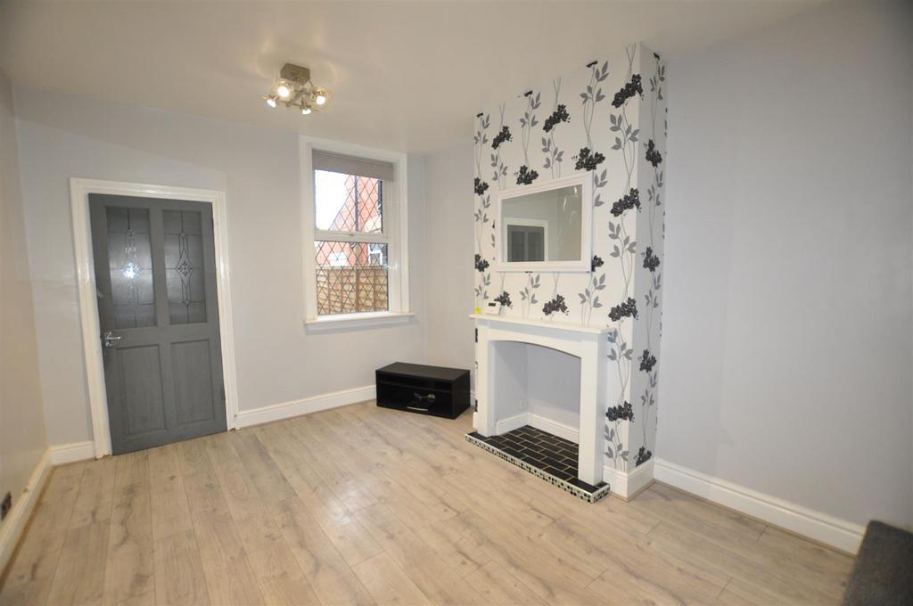Vicarage Road, Halesowen 2 bed terraced house £150,000