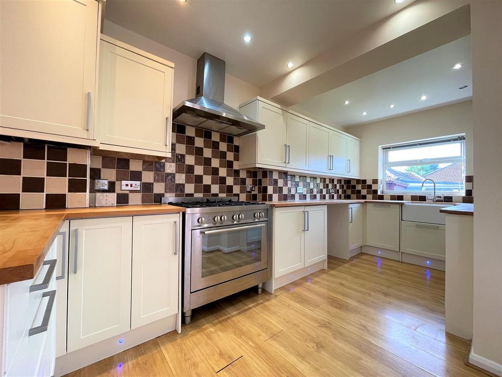 Scholes Park Road, Scarborough 3 bed semidetached house for sale £