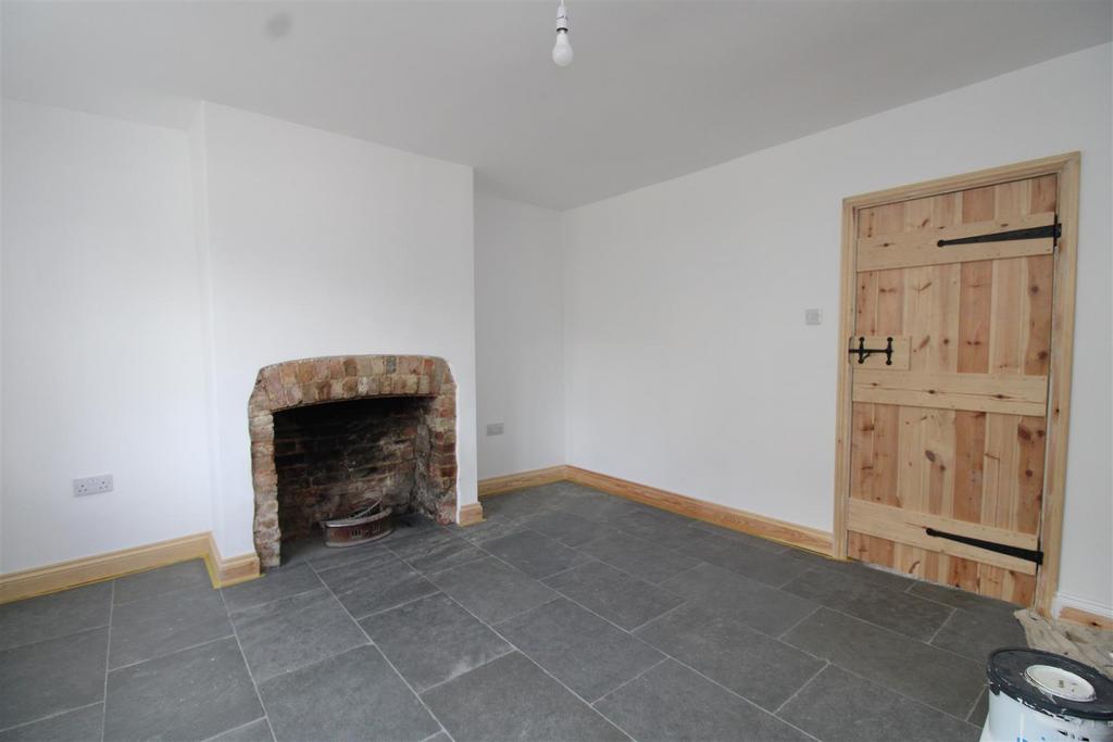 Main Street, Yaxley, Peterborough 3 bed terraced house £1,100 pcm (£