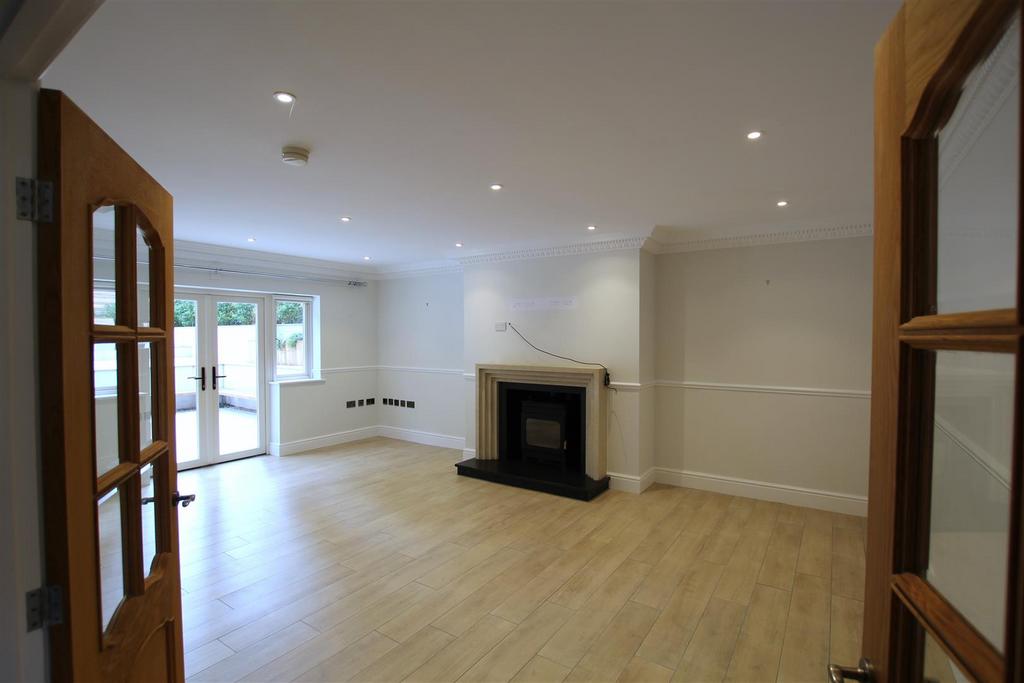 49 Casterton Road, Stamford. PE9 2UA 4 bed detached house to rent £