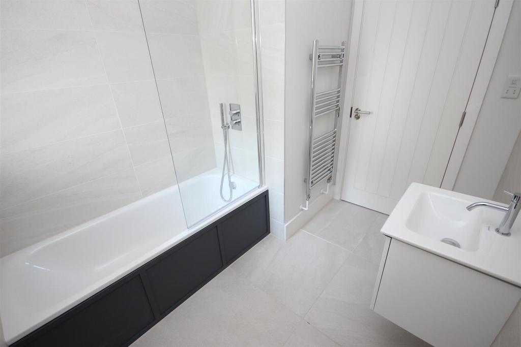 Bathroom 2.JPG