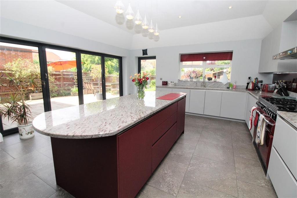 Mount Grace Road, Potters Bar EN6 5 bed detached house £1,325,000