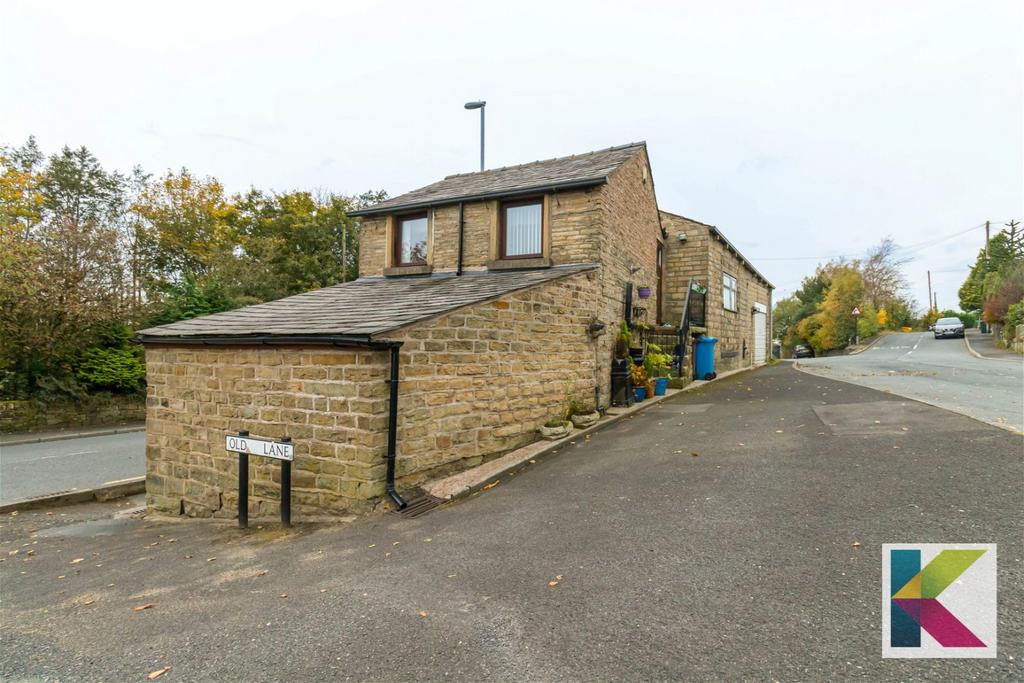 Huddersfield Road, Austerlands... 2 bed end of terrace house £145,000