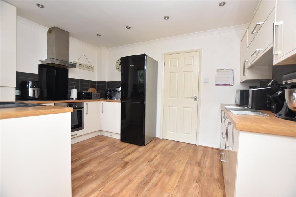 Low Street, Tingley, Wakefield, Leeds 4 bed semidetached house for