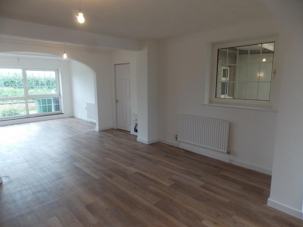 Roundways, Coalpit Heath BS36 3 bed semidetached house £1,475 pcm (£