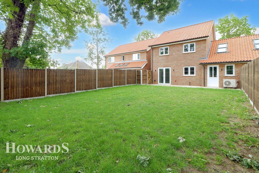 Flowerpot Lane, Long Stratton 4 bed link detached house for sale £350,000