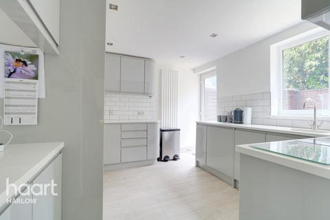 96 Parkfields, Roydon, Harlow, CM19 5JB