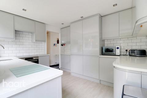 96 Parkfields, Roydon, Harlow, CM19 5JB