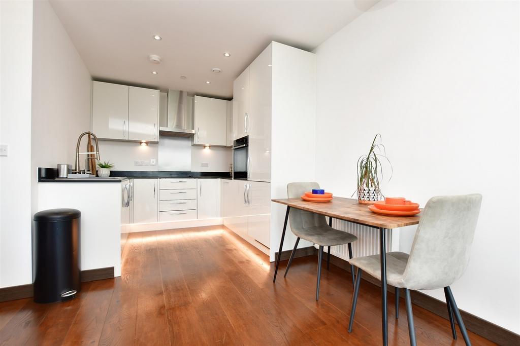 Queens Road, East Grinstead, West Sussex 1 bed apartment for sale £