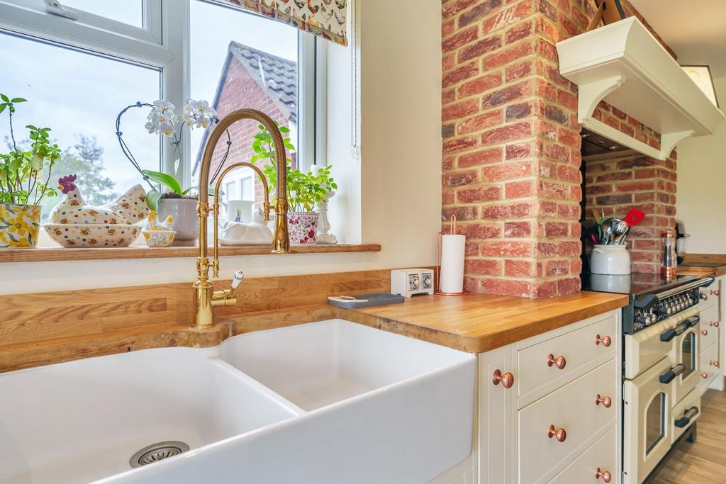 Hoopers Pool, Southwick, Trowbridge, BA14 5 bed detached house for sale