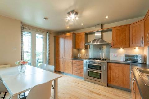 3 bedroom flat to rent, 206T Portland Gardens, Edinburgh, EH6 6NJ
