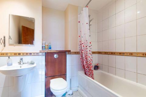 3 bedroom flat to rent, 206T Portland Gardens, Edinburgh, EH6 6NJ