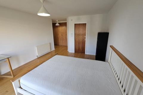 3 bedroom flat to rent, 206T Portland Gardens, Edinburgh, EH6 6NJ