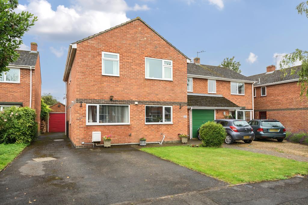 Chalgrove, Oxfordshire, OX44 4 bed detached house £500,000