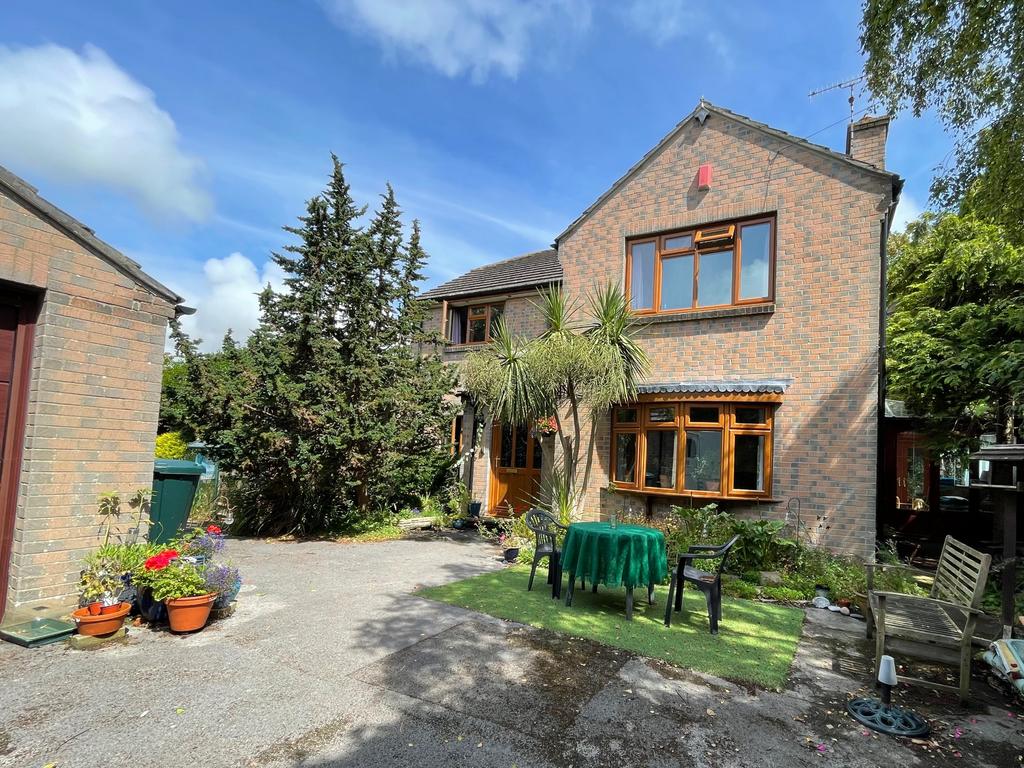 Medway Drive, Weymouth 4 bed detached house for sale £475,000