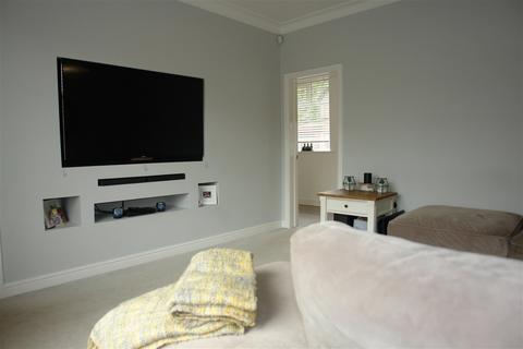 3 Thatch Leach, Chadderton, Oldham, OL9 9QX