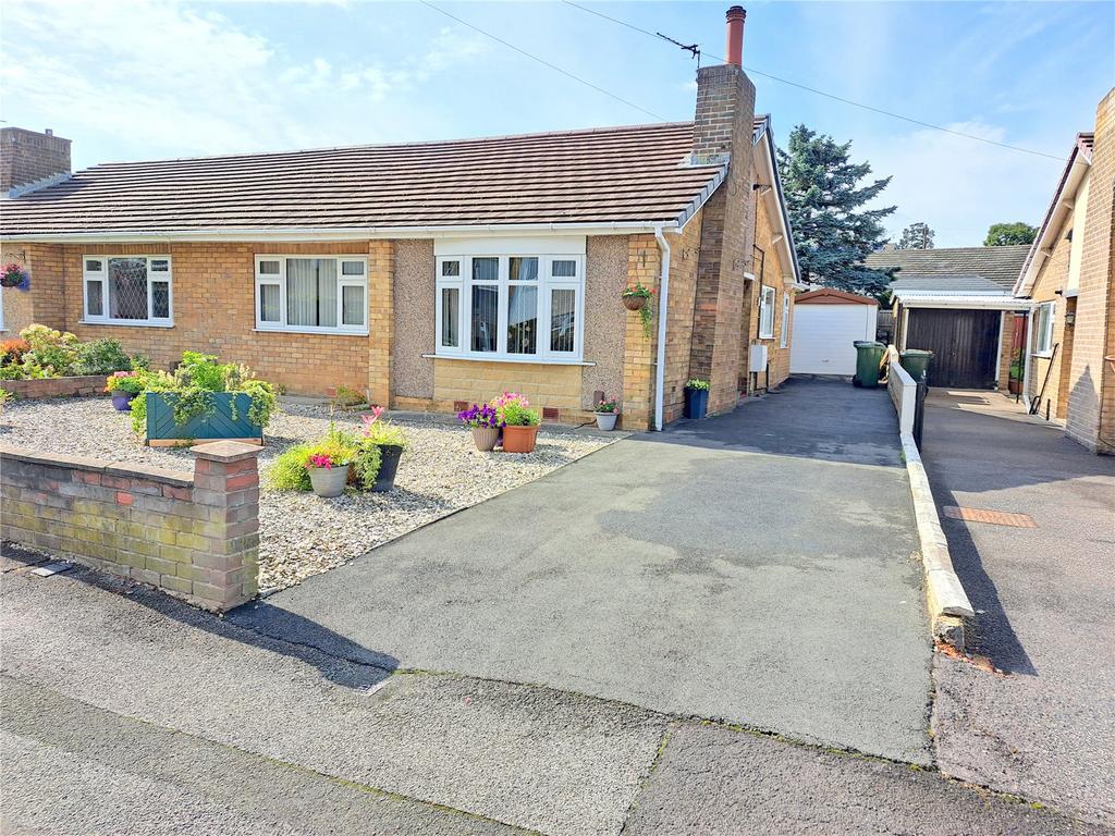Water Royd Avenue, Mirfield, West Yorkshire, WF14 2 bed bungalow for