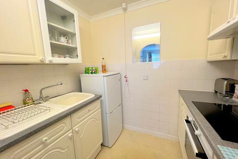 1 bedroom ground floor flat for sale, Barton Court Road, New Milton, Hampshire. BH25 6NP