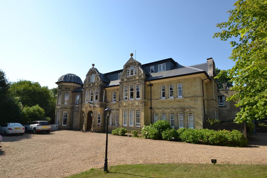 Fordingbridge 2 bed flat for sale £300,000