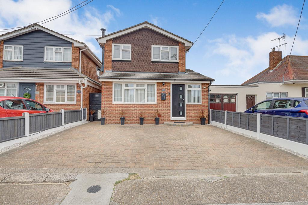 Runnymede Road, Canvey Island, SS8 3 bed detached house for sale £400,000