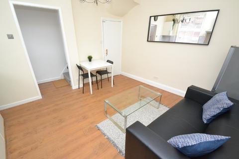 2 bedroom end of terrace house to rent, Kelsall Avenue, Hyde Park, Leeds, LS6