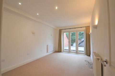 4 bedroom terraced house to rent, East Street, Saffron Walden